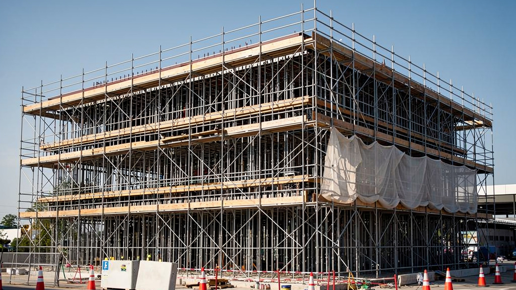 建設途中のビルをあらわしたイラスト