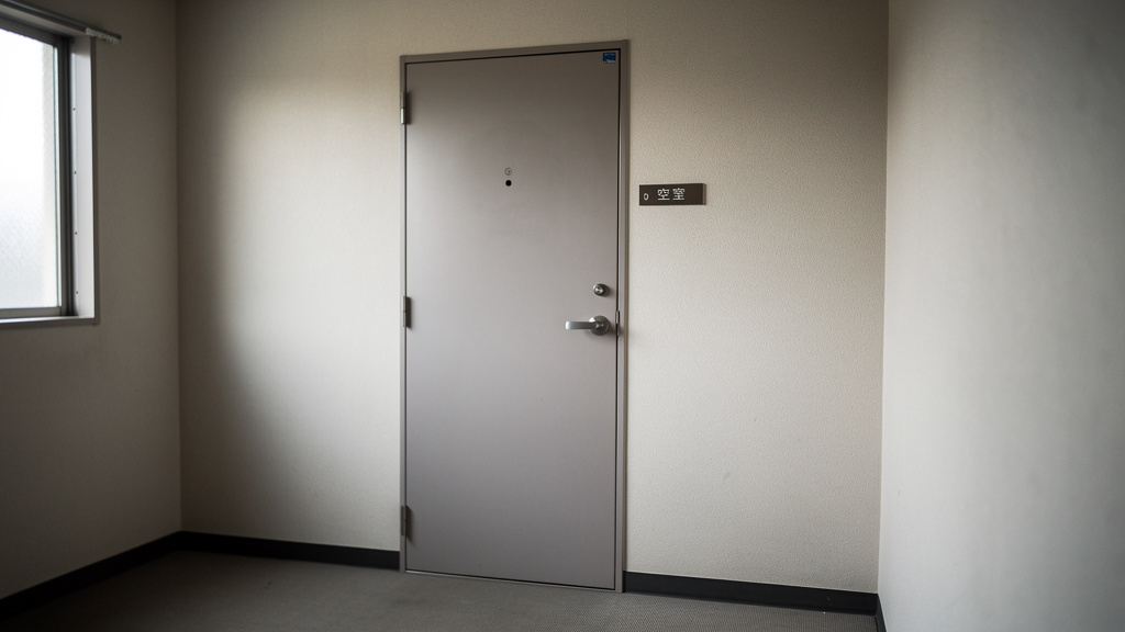 ビルの室内へ通じる扉のイラスト