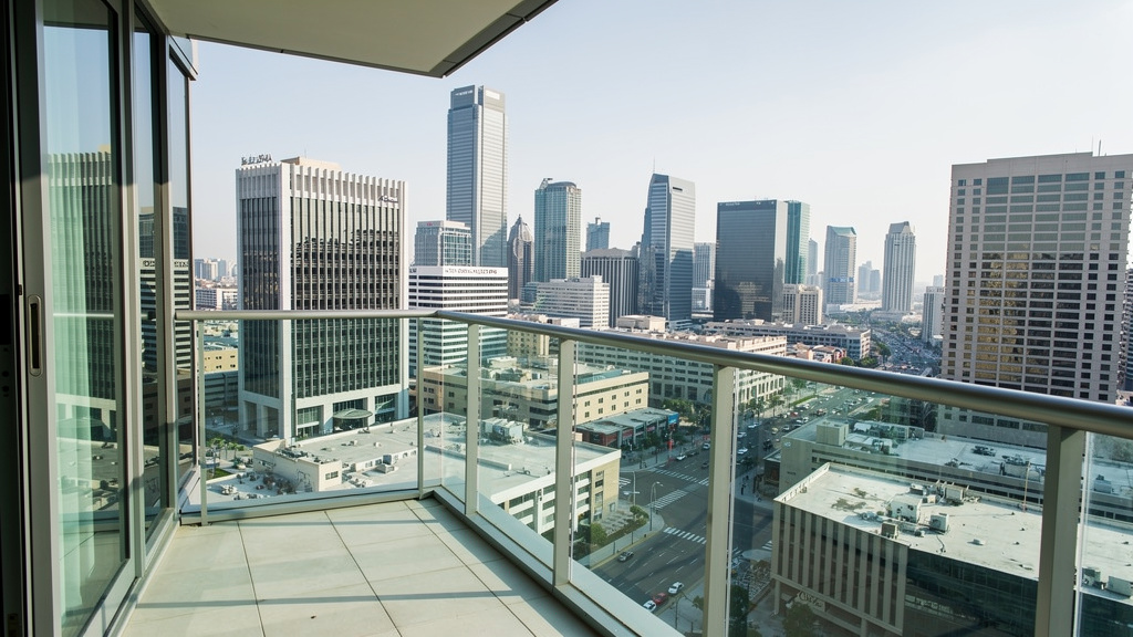 高層ビルのベランダから見える、再開発の街並みのイラスト